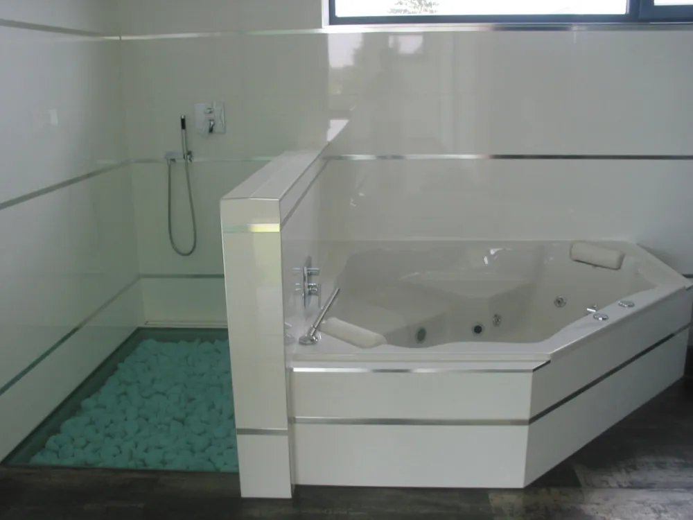Modernes Badezimmer mit Natursteinfliesen - Bild 2