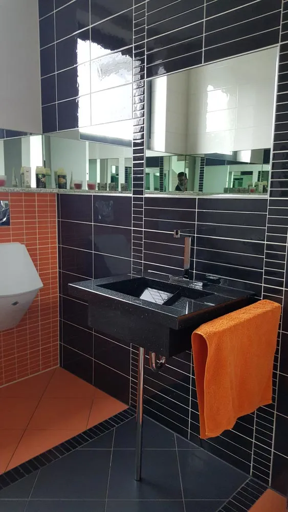 Gäste-WC mit Retro-Fliesen